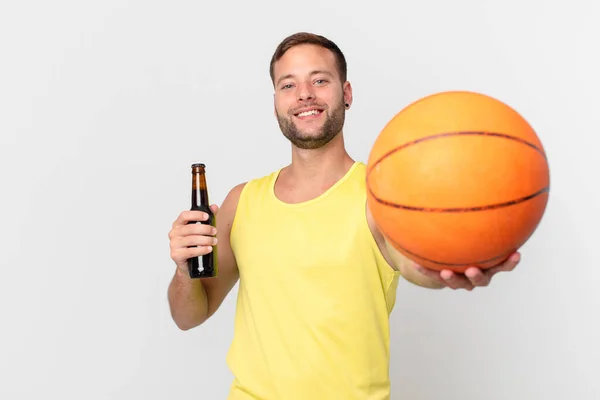 Hombre Guapo Con Una Cerveza Una Pelota Baloncesto Celebrando Una —  Fotos de Stock