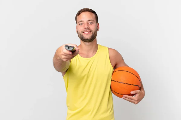 Красивый Мужчина Баскетбольным Мячом Выбор Канала Контроллером — стоковое фото
