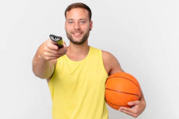 Hombre Guapo Con Una Pelota Baloncesto Elección Canal Con Controlador —  Fotos de Stock