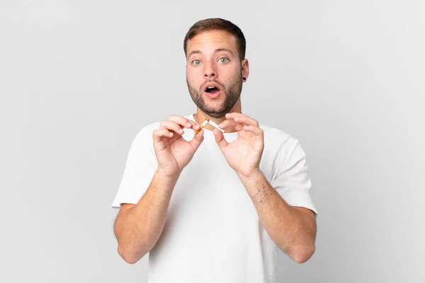 Hombre Guapo Dejar Fumar Con Cigarro Roto — Foto de Stock