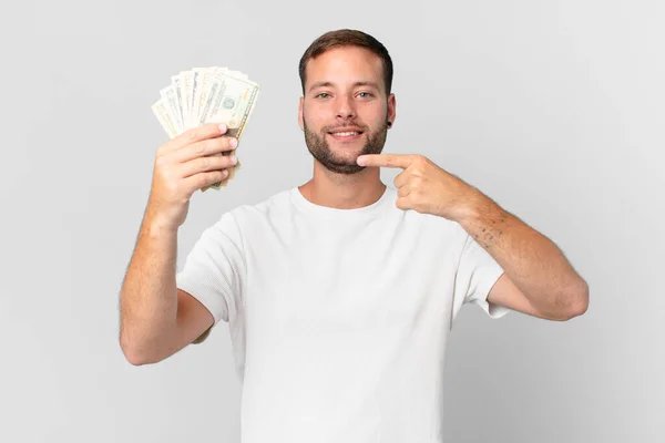 Dolar Banknotları Olan Yakışıklı Bir Adam — Stok fotoğraf