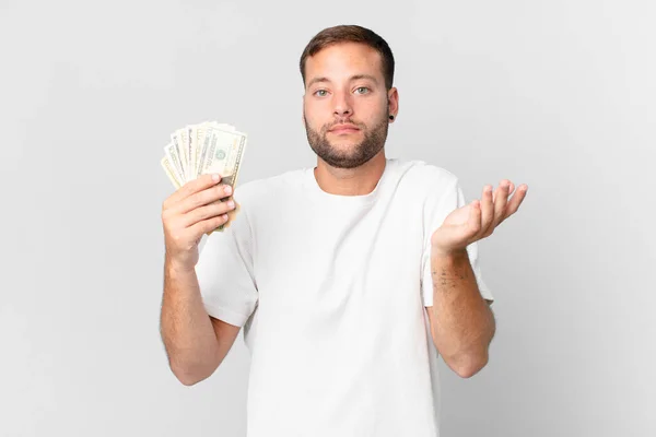 Knappe Man Met Dollarbiljetten — Stockfoto