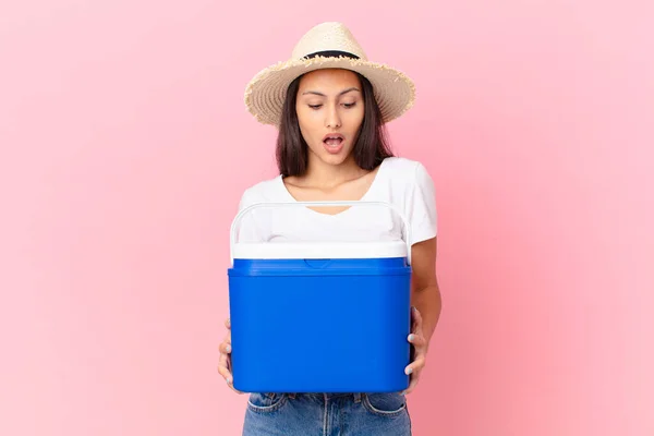 Pretty Hispanic Woman Portable Freezer — Φωτογραφία Αρχείου