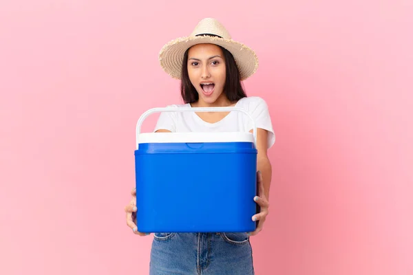 Pretty Hispanic Woman Portable Freezer — Φωτογραφία Αρχείου