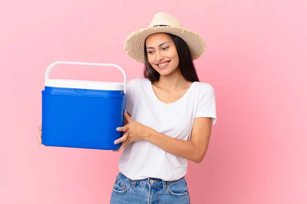 Hübsche Hispanische Frau Mit Einer Tragbaren Gefriertruhe — Stockfoto