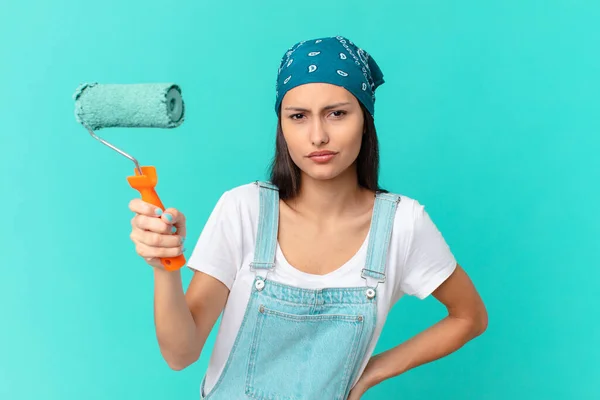 Mooie Latino Vrouw Schilderij Een Muur — Stockfoto