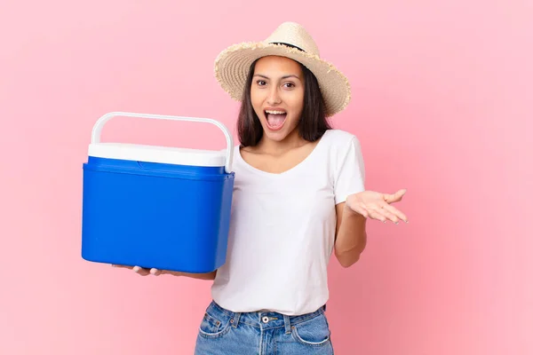 Hübsche Hispanische Frau Mit Einer Tragbaren Gefriertruhe — Stockfoto