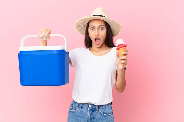 Hübsche Hispanische Frau Mit Einem Tragbaren Gefrierschrank Und Einem Eis — Stockfoto