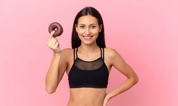 Hübsche Fitness Frau Mit Donut Und Frühstücksschüssel — Stockfoto