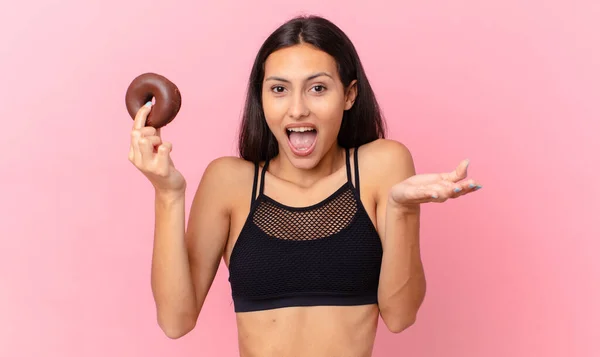 Hübsche Fitness Frau Mit Donut Und Frühstücksschüssel — Stockfoto