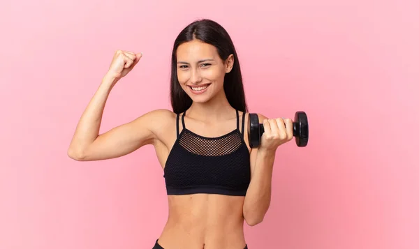 Mujer Bonita Hispana Con Una Mancuerna Concepto Fitness — Foto de Stock