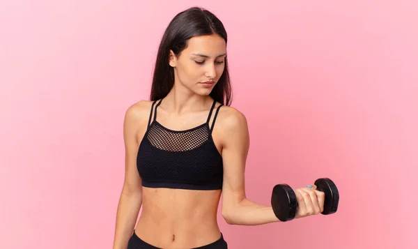 Een Paniekerige Mooie Vrouw Met Een Halter Fitness Concept — Stockfoto