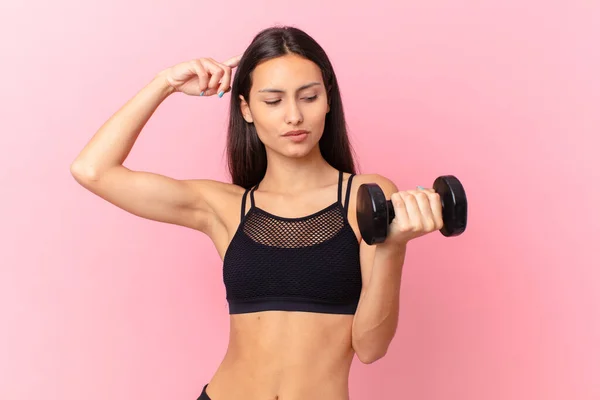 Mujer Bonita Hispana Con Una Mancuerna Concepto Fitness —  Fotos de Stock