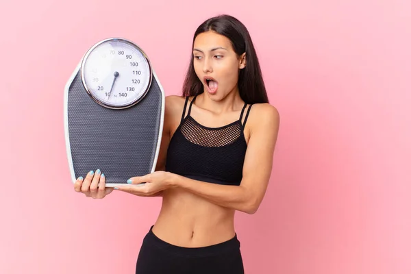 Hispanische Hübsche Frau Mit Einer Waage Ernährungskonzept — Stockfoto