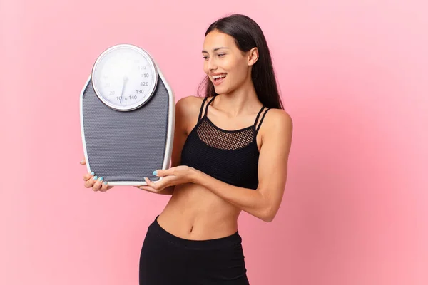 Mujer Bonita Hispana Con Una Escala Concepto Dieta —  Fotos de Stock