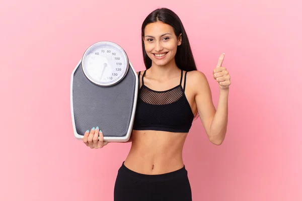 Mujer Bonita Hispana Con Una Escala Concepto Dieta — Foto de Stock