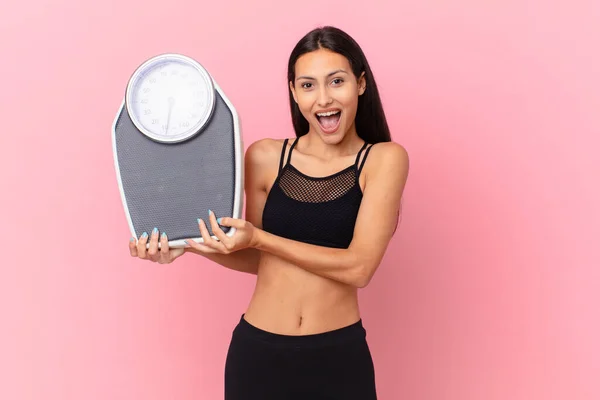 Mujer Bonita Hispana Con Una Escala Concepto Dieta — Foto de Stock