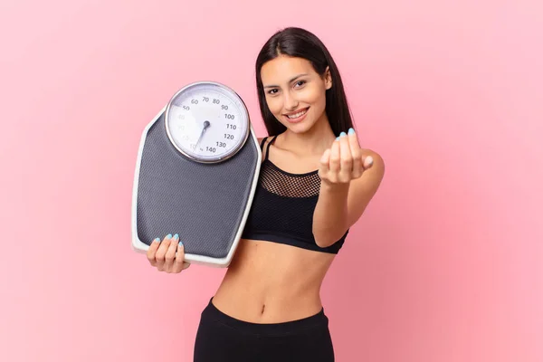 Mujer Bonita Hispana Con Una Escala Concepto Dieta —  Fotos de Stock