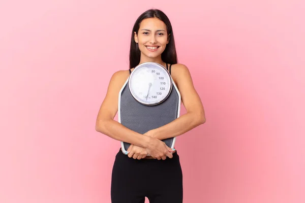 Mujer Bonita Hispana Con Una Escala Concepto Dieta — Foto de Stock