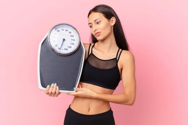 Mujer Bonita Hispana Con Una Escala Concepto Dieta —  Fotos de Stock