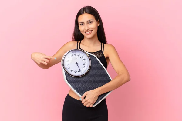 Mujer Bonita Hispana Con Una Escala Concepto Dieta — Foto de Stock