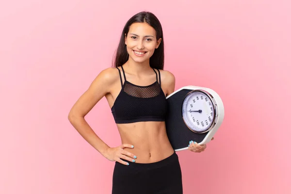 Mujer Bonita Hispana Con Una Escala Concepto Dieta —  Fotos de Stock