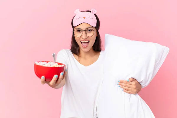 パジャマを着て枕を持っているヒスパニックな女性 — ストック写真