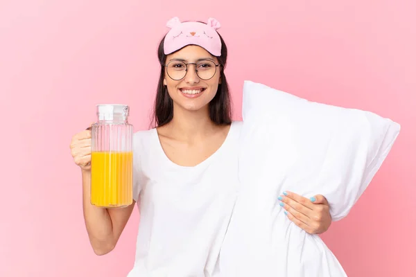Mujer Bonita Hispana Usando Pijamas Sosteniendo Una Almohada Jugo Naranja —  Fotos de Stock