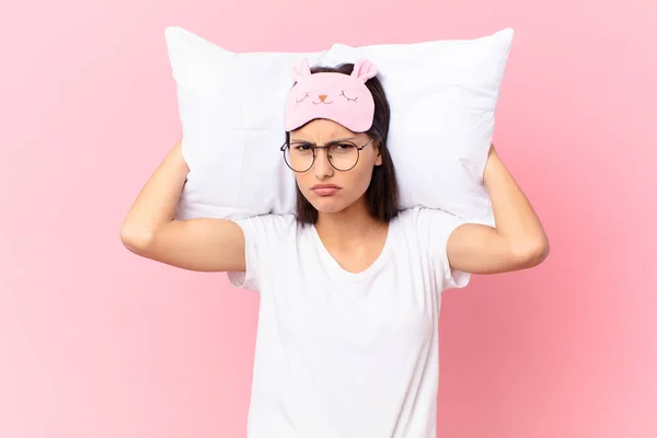 Hispanic Pretty Woman Wearing Pajamas Holding Pillow — Stockfoto