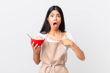 Güzel, İspanyol bir kadın. Güzel, İspanyol bir aşçı. Şok olmuş ve şaşırmış görünüyor.