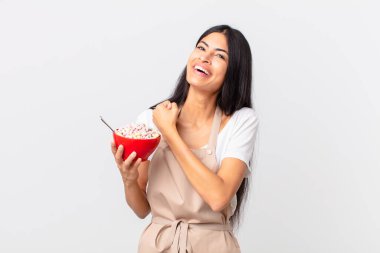 Güzel İspanyol bir kadın. Güzel İspanyol bir şef. Kendini mutlu hissediyor ve meydan okumayla yüzleşiyor.