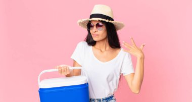 İspanyol güzel kadın kendini stresli, endişeli, yorgun ve piknik için taşınabilir buzdolabı ile hayal kırıklığına uğramış hissediyor.