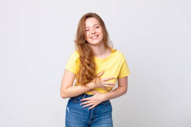 Güzel kızıl saçlı kadın komik bir şakaya gülüyor.