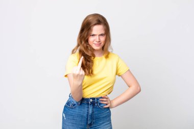 Güzel kızıl saçlı kadın kızgın, sinirli, asi ve agresif hissediyor.