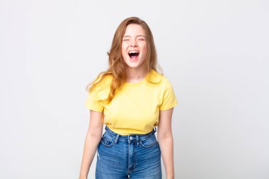 Güzel kızıl saçlı kadın agresif bağırıyor, çok kızgın görünüyor.