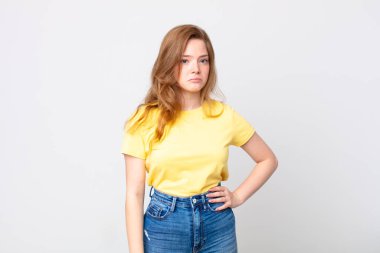 Güzel kızıl saçlı kadın üzgün ve sızlanıyor mutsuz bir bakışla ve ağlayarak