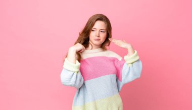 Güzel kızıl saçlı kadın stresli, endişeli, yorgun ve hayal kırıklığına uğramış hissediyor.