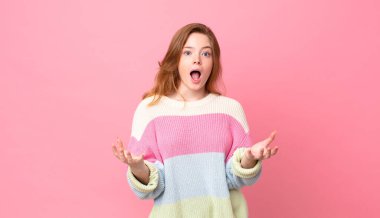 Güzel kızıl saçlı kadın inanılmaz bir sürprizle şaşkına döndü ve hayrete düştü.