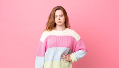 Güzel kızıl saçlı kadın üzgün ve sızlanıyor mutsuz bir bakışla ve ağlayarak