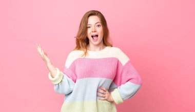 Güzel kızıl saçlı kadın kendini mutlu hissediyor, bir çözüm ya da fikir bulduğuna şaşırıyor.