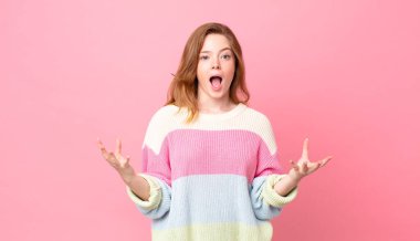 Güzel kızıl saçlı kadın son derece şaşkın ve şaşırmış hissediyor.