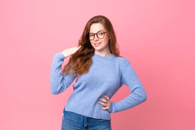 Güzel kızıl saçlı kadın stresli, endişeli, yorgun ve hayal kırıklığına uğramış hissediyor.