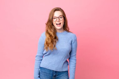 Güzel kızıl saçlı kadın çok şaşırmış ya da şaşkın görünüyor.