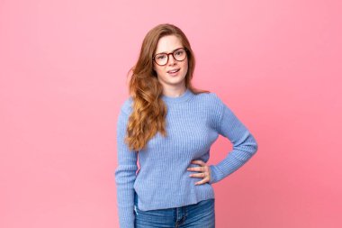 Güzel kızıl saçlı kadın şaşkın ve kafası karışık.