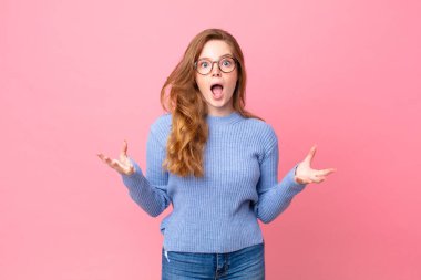 Güzel kızıl saçlı kadın son derece şaşkın ve şaşırmış hissediyor.