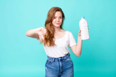 Çapraz hissetmek, baş parmaklarını göstermemek ve elinde süt şişesi tutmak.