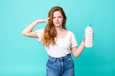 Kafan karışık ve şaşkın, deli olduğunu ve elinde süt şişesi tuttuğunu gösteriyorsun.