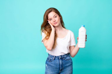 Sıkıldım, hayal kırıklığına uğradım ve uykum geldi. Yoruldum ve elimde süt şişesi var.