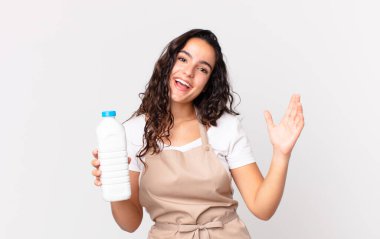 İspanyol güzel aşçı kadın kendini mutlu hissediyor. Çözümü ya da fikri fark edip elinde süt şişesi tutmasına şaşırıyor.