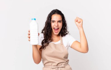 İspanyol asıllı güzel şef kadın kızgın bir ifadeyle bağırıyor ve elinde bir süt şişesi tutuyor.